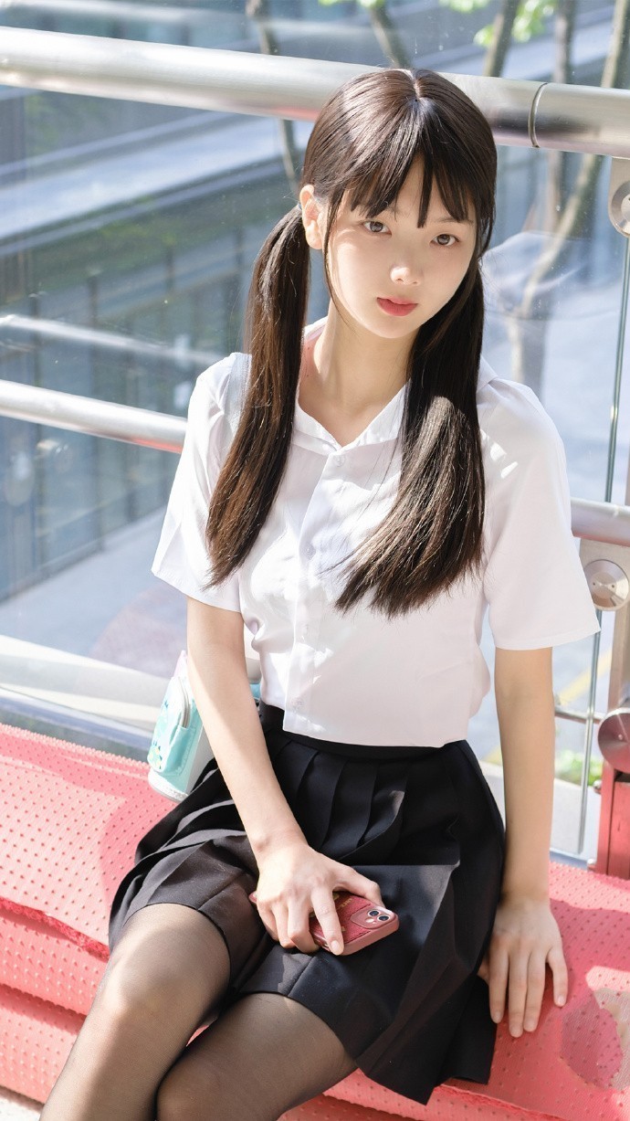 牙医经历激发导演灵感，《黑色孤儿》中权力控制戏份备受关注
